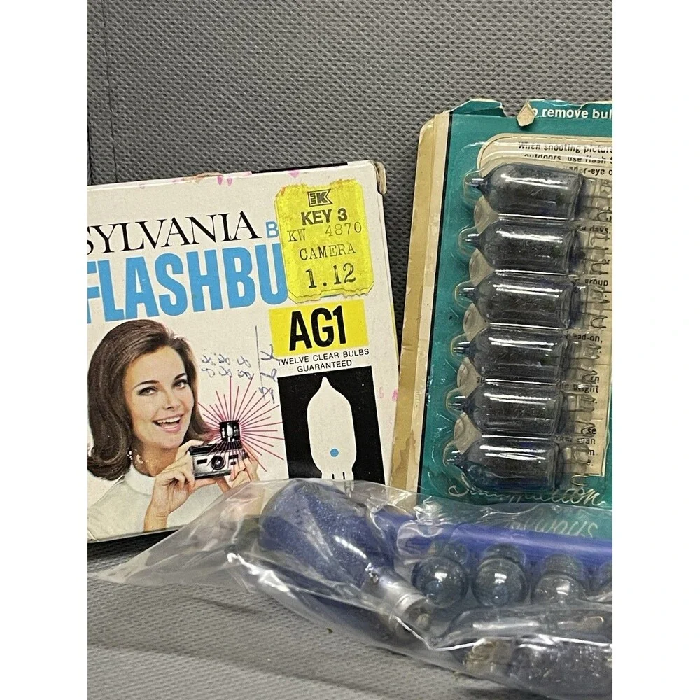 VINTAGE Large Lot Of GE AG-1 FLASHBULBS